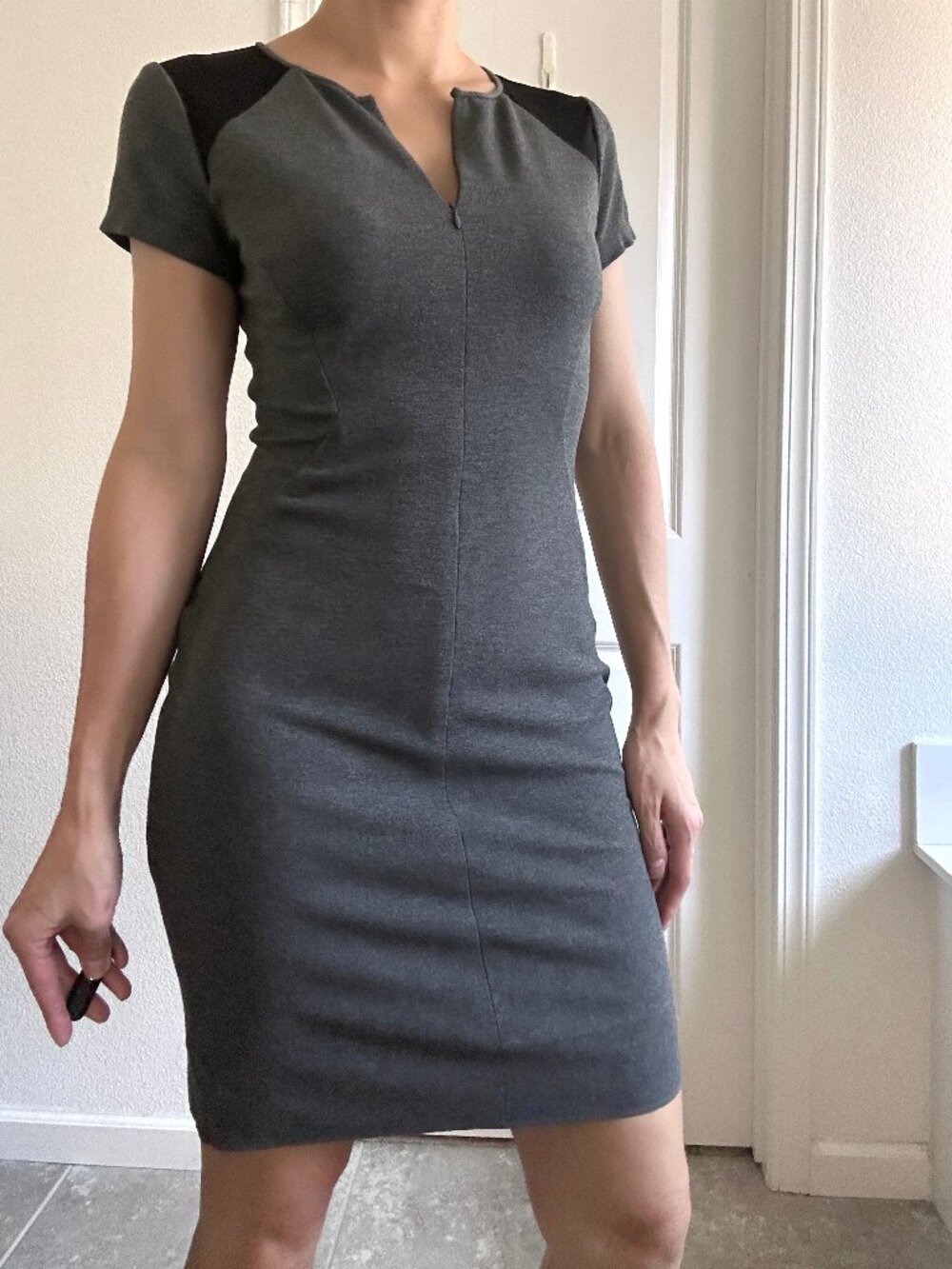 Diane Von Furstenberg Bodycon short sleeve front zip mesh dress size 6 gray